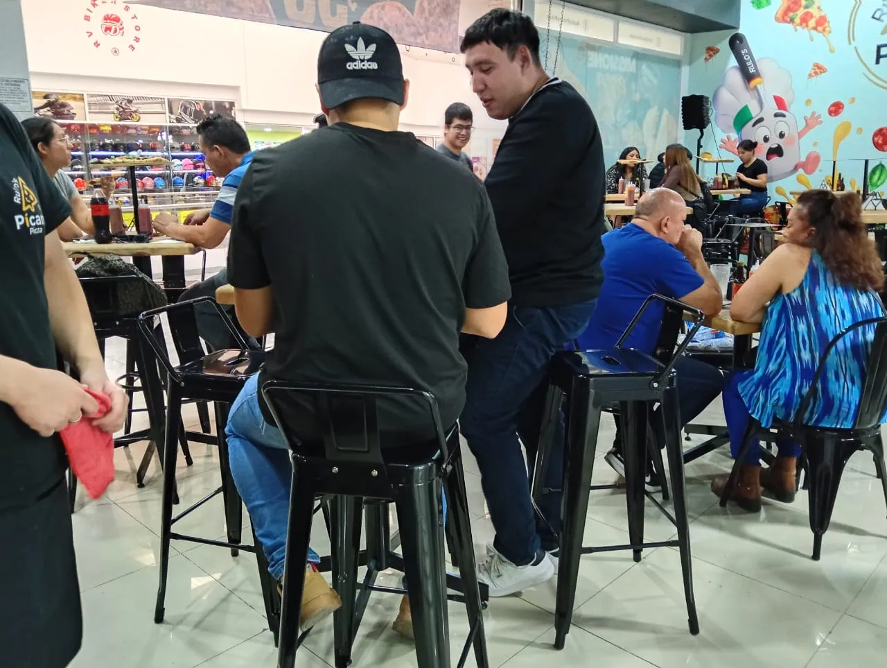 Clientes en las mesas altas de Rulo's
