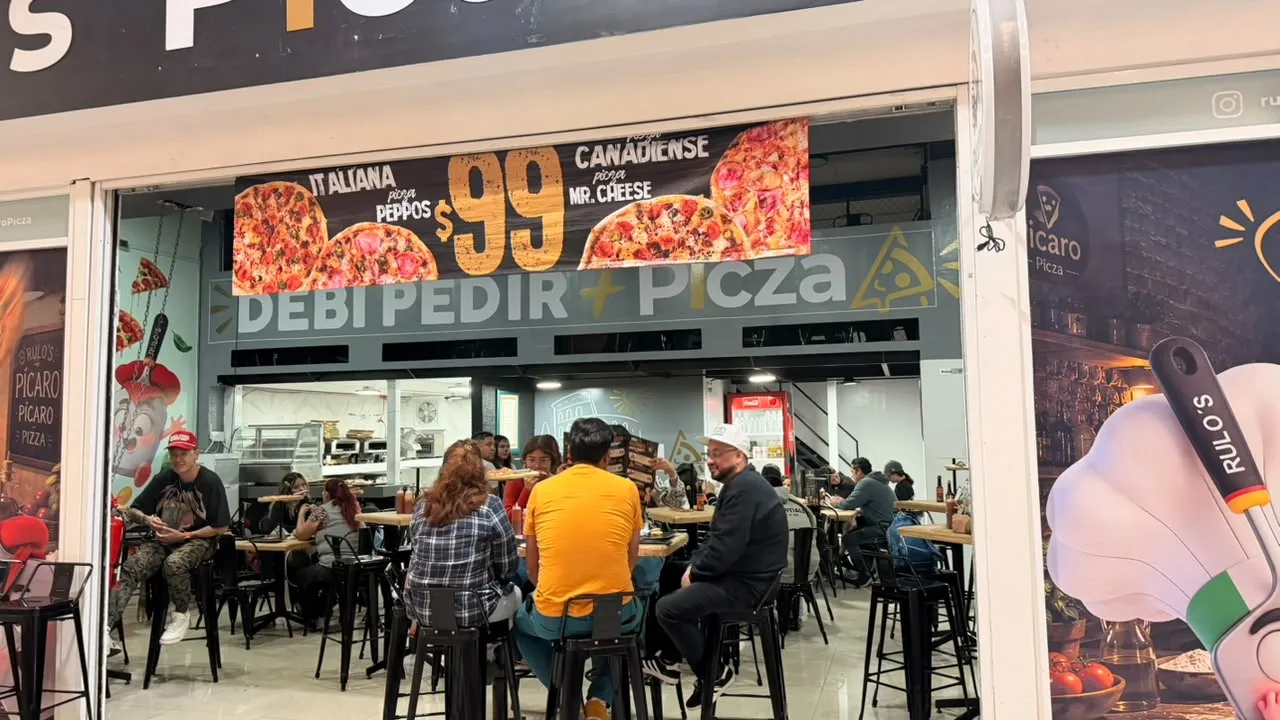 Local de Rulo's lleno de comensales bajo el banner de la promo de $99