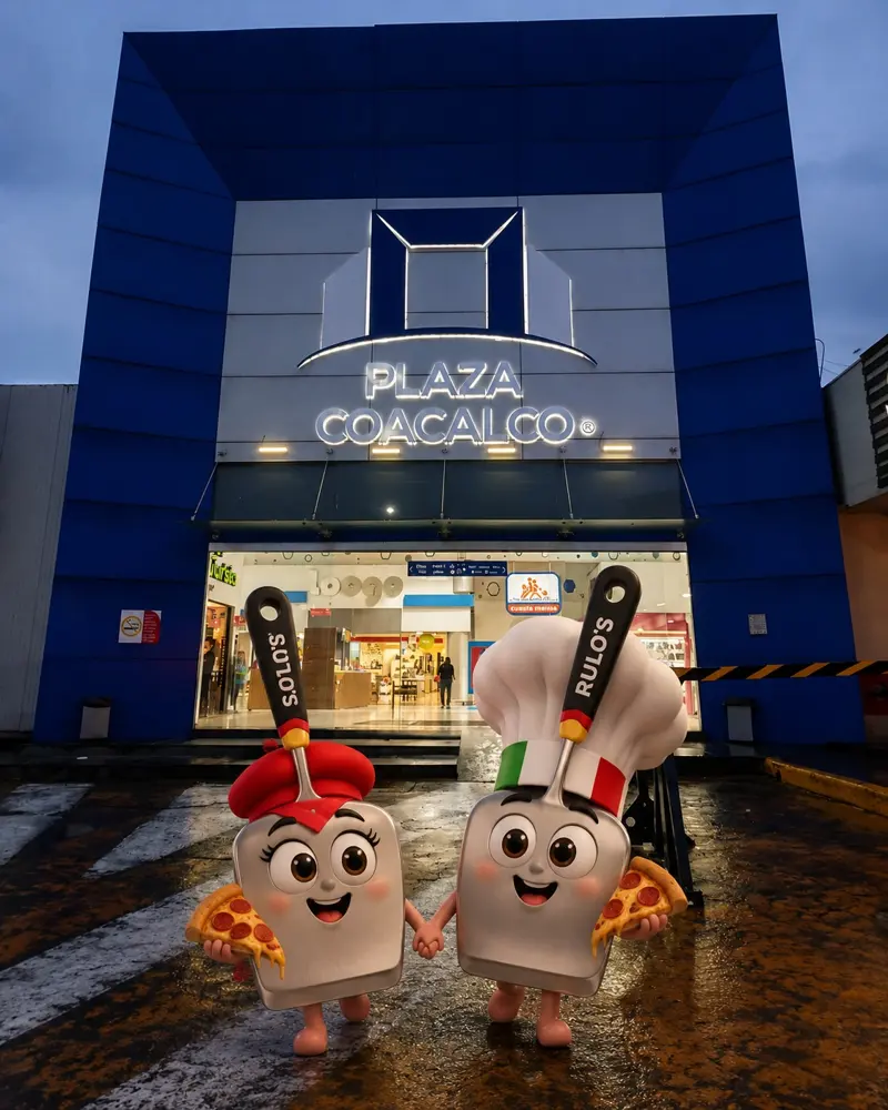 Pícaro y la Pícara tomados de la mano frente a Plaza Coacalco